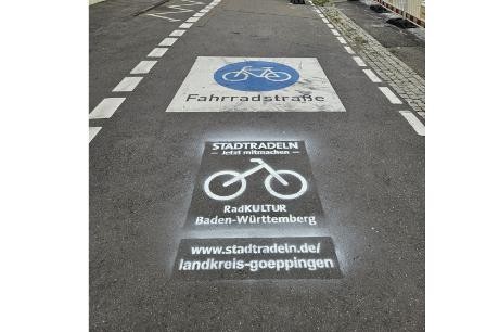 Fahrradsymbol und Fahrradstraßensymbol auf einer Straße